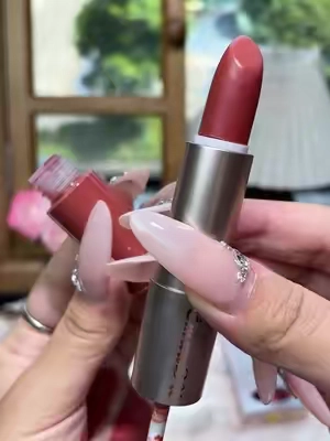 ✨ Este set de 3 piezas combina color intenso y brillo en un solo producto.#LabiosPerfectos #LabialDeLargaDuracion #TrucosDeBelleza #TikTokMeLoHizoComprar #MaquillajeFacil