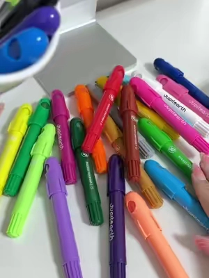 🚀 ¡Regreso a clases con pura diversión! 🎨 Descubrí los Rocket Crayons de JUPITEARTH. Son jumbo, súper suaves (silky) y perfectos para las manos pequeñitas de los niños. Lo mejor de todo: ¡Son lavables y no tóxicos! 🧼✨ Diles adiós a las manchas imposibles. #RegresoAClases #BackToSchool #CrayonesLavables #ManualidadesNiños #DibujoInfantil 
