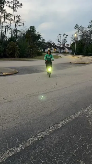 🚀 Muévete con estilo y comodidad 🔥 Este scooter eléctrico con asiento es la combinación perfecta de potencia, practicidad y diseño moderno. Ideal para tus recorridos diarios, ahorrar tiempo y disfrutar cada trayecto sin esfuerzo 💨 🔋 Eficiente 🪑 Cómodo ⚡ Rápido 💼 Perfecto para trabajo o uso personal Haz que cada viaje sea más fácil… ¡y con estilo! 😎 #ScooterElectrico #MovilidadUrbana #TransporteModerno #AhorroDeTiempo #Tecnologia       