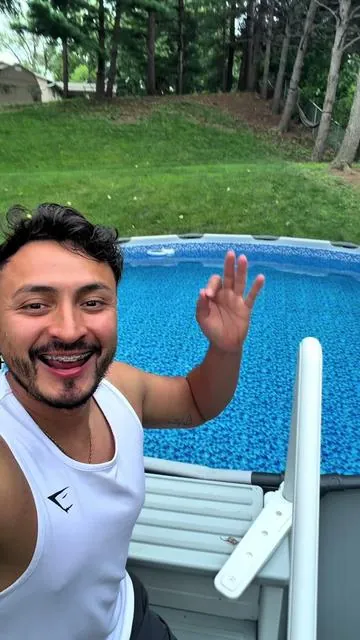 Está piscina para el patio está perfecta para disfrutar este verano con la familia , te incluye la escalera , el cobertor y el sistema de filtro 