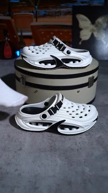Comfortable slippers for men, there are two ways to wear it,which are versatile and fashionable #slippers #comfortable #tiktokshop #fashion#SummerVibes 