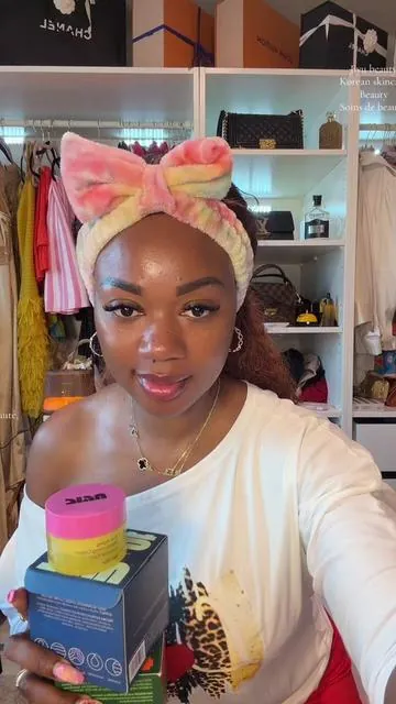On va parler skincare, santé, bien-être, astuces beauté, répondre à toutes vos questions et passer un bon moment ensemble. 💚✨ 📍Je t’attends en LIVE. Ne sois pas en retard ! @JiYu Skin #DealsForYouDays #SummerWins #TikTokLive #BeautyTalk #Wellness