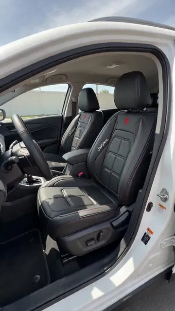 Protege tu coche con estilo. ✨ Con estas fundas de asiento de cuero PU de alta calidad, mantendrás tus asientos impecables. Son resistentes al agua y a las manchas, ¡la limpieza es muy sencilla! Disfruta de cobertura completa para todos tus asientos, delanteros y traseros, con un ajuste universal. ¡Consigue las tuyas hoy y viaja con tranquilidad! #FundasDeAsiento #ProteccionCoche #CueroPU #AIGC #Moras