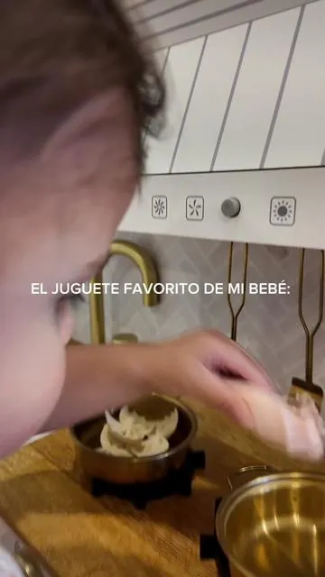 No les miento cuando mi bebé juega TODOS los días en su cocina! Le encanta! Puede pasar horas y horas jugando aquí 🥹❤️ Creo que tendré una chef en casa próximamente.. #pretendplay #toddlerkitchen #toddlertoys #cocinadejuguete #juguetesmontessori 
