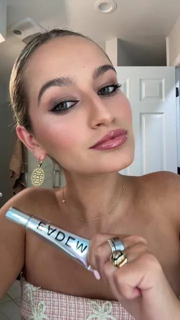 Glossy lipssss👄💄(& tagged my necklace) 