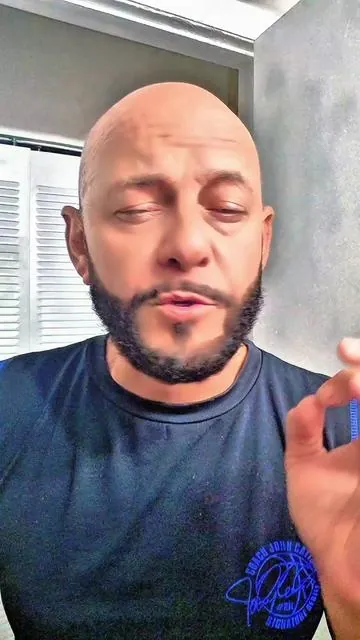El cuidado personal también forma parte de mi rutina. 💈 Cabeza afeitada, barba perfilada y listo para el día. Hashtags: #MaxGroom #HeadShaver #MensGrooming #GroomingRoutine #TikTokShop 