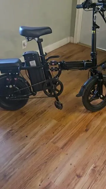 Esta e-bike es ideal para moverte por la ciudad, pasear o hacer tus recorridos diarios. Su diseño compacto y plegable facilita guardarla y transportarla, y según el modelo puede ofrecer hasta 45 km (28 millas) de autonomía por carga.Si quieres conocer todos los detalles, toca el carrito naranja y descubre si esta bicicleta es la opción perfecta para ti.##ProductosRecomendados##BicicletaElectrica #EBike #MovilidadEléctrica #Tecnología 