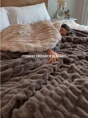 Got them both bc I couldn’t decide…🐻🍂🤍☕️ @Comfrt  . . #tiktokshopcreatorpicks #comfrt #comfrtdreamerblanket 