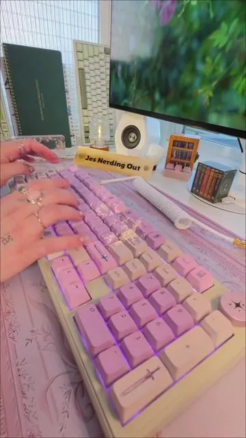 For the readers, writers, & dreamers🧚‍♀️♡ Muted sage greens, soft lilacs, and pretty petal pinks. I hope this brings some whimsy & magic to your desk. I poured my heart and soul into the Fae Blade. I wanted to combine my love and passion for keyboards, books, fantasy, romantasy, and reading. The colors are kind of a muted fairycore, like a... vintage fairy garden aesthestic? 💫 I love how the whole thing turned out, and I hope you do too♡ Fae Blade F99 Pro Aula x jesnerdingout Mechanical Keyboard Wired/wireless Leobog Feather Silent linear or Rose tactile switches #booktok #romantasy #romantasybooks #keyboards #fairycore