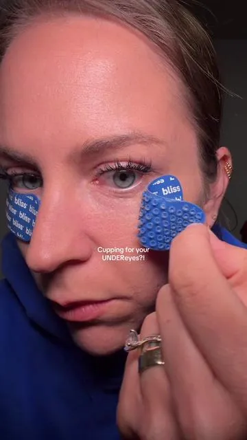 Gone are the days of eye patches sliding off your face & the cupping effect is so unique 👏🏼 @Bliss World  #undereyecircles #darkundereye #eyepatches #selfcarefinds #ugccreator 