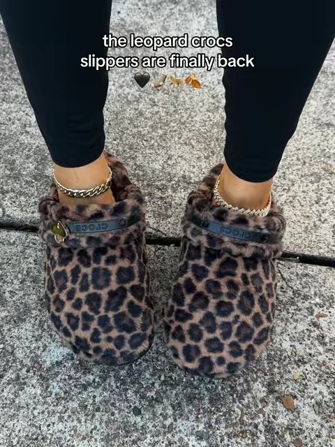 It’s officially fall when these crocs come out 🖤🍂😍  #crocs #crocsunfurgettable #crocsslippers #crocsclogs #tiktokshopcreatorpicks @Crocs 
