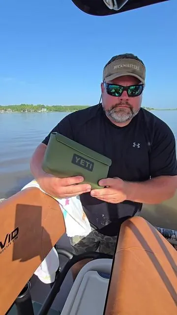 This bag is the perfect bag for boating so our keys and wallets don't get wet. #yetisidekick #yeti #waterproofbag #tiktokshopsummersale #tiktokshopcreatorpicks @YETI 