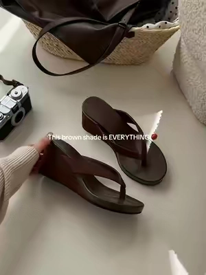 The chic brown wedge sandals elevate your every summer outfit #heels #sandals #wedgesandals #summervibe #SummerWins 