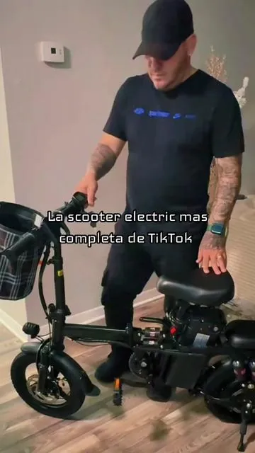 En este video, te explico detalle por detalle todas las características de la scooter eléctrica más completa que tenemos ahora mismo en TikTok. Hablo sobre su llave de encendido, soporte para teléfono con entrada USB, frenos de disco, luces delantera y trasera, batería extraíble de 500W con llave de seguridad, amortiguadores hidráulicos, capacidad de peso, alarma con control remoto, asiento plegable, y accesorios como cesta y candado. También comparo las dos opciones de velocidad y precio disponibles en el carrito naranja, y explico que viene casi completamente ensamblada. Te invito a comprar la tuya y compartir tu experiencia. #ScooterEléctrica #TikTokCompras #MovilidadSostenible #OfertasTikTok 