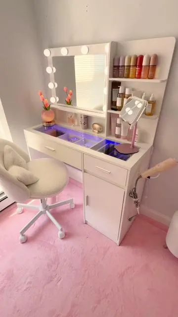 Hermoso vanity con vitrina de vidrio, espejo tipo camerino que alumbra muy bien #vanity #tocadordemaquillaje #DealsForYouDays #bedroomdecor @CollaredEagle 