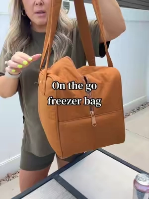 Perfect way to keep everything cool this summer! #freezerbag #cooler #lunchbag #coolerbag #cerbonny 