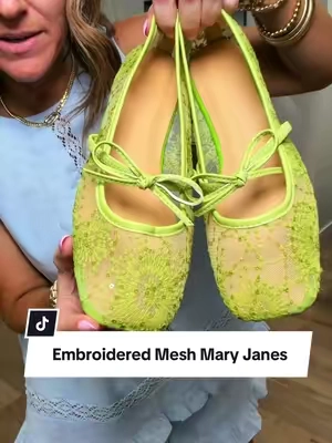 This GORGEOUS lime green!! 😍 Mary Janes are my go to fall shoe, but these mesh ones are also perfect for summer ☀️ #maryjaneshoes #maryjaneflats #balletflats #cuteshoes 