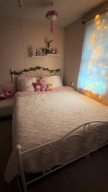 Aquí tienes una versión natural en inglés para TikTok: This bed frame is definitely one of the best purchases I’ve ever made It’s super sturdy, made with great quality materials, and it’s not heavy at all, so you can easily move it or clean around it without needing any help.💞 🥹✨#bed #room #bedroom #viral #fyp 