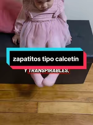Estos zapatos tipo calcetín para bebé son perfectos para los primeros pasos. Están fabricados con tela transpirable y elástica que se adapta suavemente al pie, mientras que su suela flexible y antideslizante ayuda a brindar mayor estabilidad al caminar.  . . #TikTokShopCreatorPicks #ZapatosParaBebé #ZapatosTipoCalcetín #PrimerosPasos #Bebés