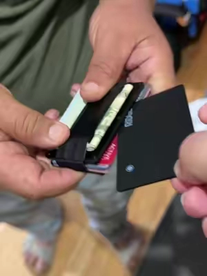 Lo peor es buscar algo cuando vaz tarde 😂 #wallet #carteras #cash #cartera #tiktokshopcreatorpicks 
