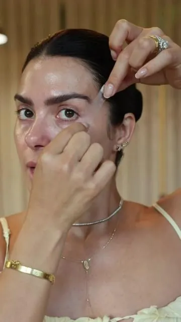 Si hay algo que siempre me preguntan es cómo hago para que mis ojeras casi no se vean y como yo no guardo secretos, les recomiendo probar el Eye Revival Trio 3-in-1 de @Biodance Store US  💛 La amarilla ayuda con las ojeras y la luminosidad. 💜 La morada es perfecta para desinflamar las bolsas. 🩷 La rosada trabaja las líneas de expresión y la firmeza. El kit está con descuento por tiempo limitado, así que aprovechen que yo no recomiendo cosa mala 😋 #biodance #eyebags #darkcircles #antiaging #tiktokshopcreatorpicks