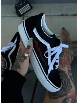 The detail?? Yes 🖤 @vans #vans #altoutfits #altmom #vanswarpedtour #darkaesthetics 