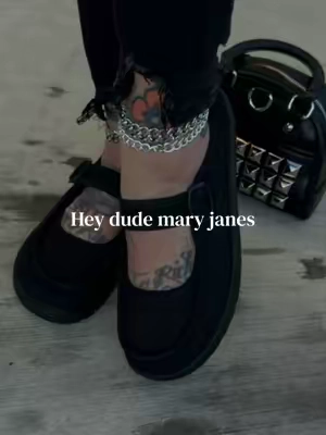 The canvas is sooooo soft I’m obsessed 🖤 if you’re a half size then size up @HeyDude #heydudeshoes #maryjaneshoes #altoutfits #altmom #darkaesthetics 