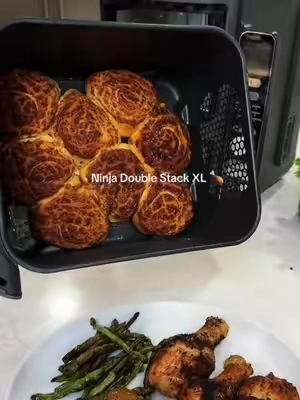 @Ninja Kitchen has the Ninja DoubleStack XL Air Fryer 🤍 The space-saving air fryer that lets me cook 4 foods at once without taking over my countertop. Perfect for busy families, meal prep, and weeknight dinners with crispy results, Smart Finish, Match Cook, and a 10 QT capacity. This is one kitchen upgrade I actually use every day. ✨  The Ninja DoubleStack XL is designed with vertically stacked 5-quart baskets to save counter space while allowing up to four foods to cook simultaneously using removable racks. It also includes Smart Finish, Match Cook, and six cooking functions including Air Fry, Roast, Bake, Reheat, Air Broil, and Dehydrate. #airfryer #ninjaairfryer #ninjakitchen #tiktokshopcreatorpicks 