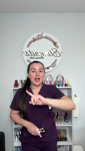 El efecto water drop o gotas de agua en las uñas, son ahora mismo tendencia. Si quieres lograr estos efectos sin pasar trabajo, sólo tienes que usar los productos correctos. #waterdropnails #efectosuñas #manicurista #uñastendencia #uñasvirales 