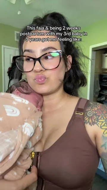 Not the baby vibing and smiling 🤣 #postpartumfaja #postpartum #faja #waisttrainer #waisttrainingjourney 