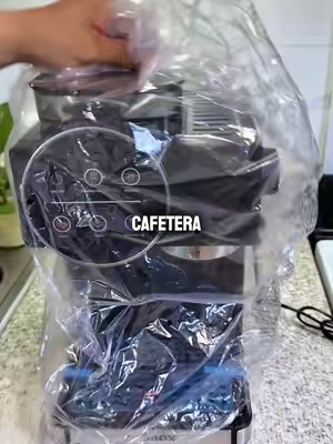 Si quieres una cafetera que se vea premium sin gastar una fortuna, esta me sorprendió muchísimo. ☕✨ Tiene molino integrado, espumador de leche y prepara un café con un sabor increíble gracias al café recién molido. He visto cafeteras muy parecidas costando más de $600, y esta está por una fracción de ese precio. Te dejo el enlace aquí abajo. 👇 #TikTokShop #CoffeeMachine #EspressoMachine #HomeBarista #CoffeeLover 