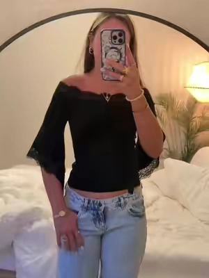 Love this off the shoulder top