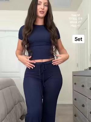 Having a small waist & big hips can be a struggle sometimes 😅 #wakeclothing #loungeset #loungewearset #twopieceset #loungewear 