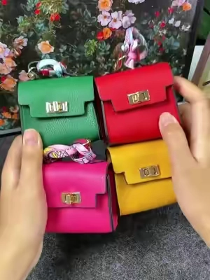 Cuatro diseños coloridos con personalidad propia, set de regalo con carterita y adornos, regalo muy estético para tus amigos.#miniwallets #bagcharm #pursecharms #bagaccessories #keychain