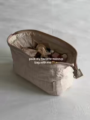 bag that stays open, and fits all the makeup i need 💛 #bagsmart #bagsmartmakeupbag #bagsmarttravel #makeupbag #tiktokshopcreatorpicks 
