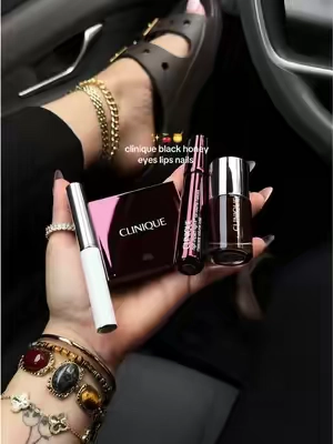 this shade is viral for a reason she’s GORGGG 🍒✨🍒@Clinique #blackhoney #blackhoneylipstick #lipstick #clinique 