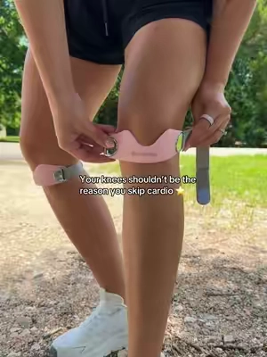I never realized how much my knees were actually affecting my workouts until I started wearing these. Such a simple addition to my routine & I don’t leave for a walk without them anymore 💗 #PatellaStrap #KneeSupport #WalkingRoutine #GymEssentials #knockknees 