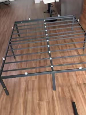 ¡Olvídate del box spring y gana espacio! 🛏️✨ Esta base de cama de metal VASAGLE soporta hasta 1100 lb, es súper resistente y tiene el espacio perfecto debajo para guardar lo que quieras. Lo mejor de todo: ¡se arma facilísimo! Dale un cambio a tu habitación. 🔥 #DecoracionHogar #BaseDeCama #baseparacolchon #cama #marcodecama 