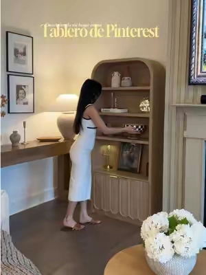 Poco a poco estoy convirtiendo mi hogar en mi tablero de Pinterest 🪵Esta estantería fue la pieza perfecta para darle vida a este rincón🪵✨ #pinterestaesthetic #homedecor #furniture #bookshelf #cozyhome 