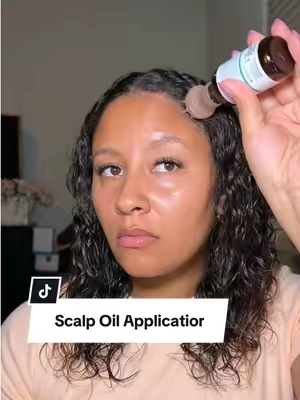 Scalp oiling made easy with this scalp oil applicator ✨🙌🏽 #scalpoiling #hairoiling #scalpcare #oilapplicator #mykitsch 