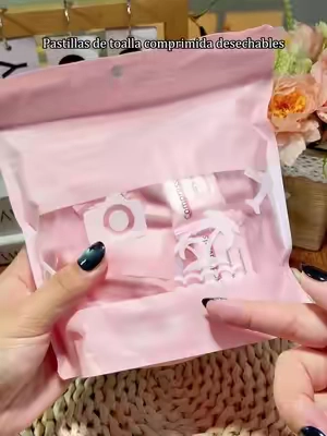 ¡Un artículo esencial y práctico para viajar! ¡Solo se necesita una pequeña pastilla para completar su aseo!#compressedtowel #towel #travelessentials #cleaning #dealsforyoudays 
