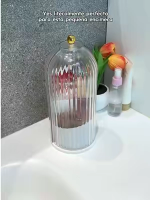 Organizador giratorio transparente para brochas de maquillaje con tapa, que también se puede utilizar para guardar cepillos de dientes.#makeup #brushholder #bathroomorganization #clean #HomeOrganization