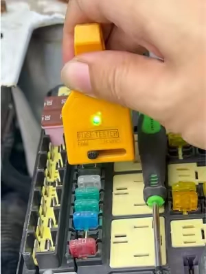 Significado de las Luces de Alerta del Tablero 🚨 ¿Se acaba de encender una luz en tu tablero y no estás seguro de si debes detenerte o seguir adelante? Estos íconos son indicadores cruciales de la salud de tu auto. Entenderlos rápidamente puede prevenir daños costosos a tu motor y a otros sistemas críticos. Aquí tienes un desglose de las luces del tablero más comunes e importantes que nunca debes ignorar: 🔧 Luces de Advertencia de Emergencia (Generalmente Rojas) 🔴 Advertencia de Baja Presión de Aceite Qué significa: Presión o nivel de aceite del motor críticamente bajo. Acción: Detén el motor inmediatamente. Conducir incluso una distancia corta puede causar daños catastróficos a los componentes internos. 🔋 Luz de la Batería / Sistema de Carga Qué significa: Una falla en el sistema de carga. Tu auto está funcionando únicamente con la energía de la batería. Las causas comunes incluyen un alternador desconectado o defectuoso, o una banda de transmisión rota. Acción: Si permanece encendida, tu batería se agotará por completo muy pronto. Dirígete a un lugar seguro o a un mecánico lo más rápido posible. 🛑 Luz del Sistema de Frenos Qué significa: El freno de mano (o freno de estacionamiento) podría estar puesto, o podría haber un problema con el sistema de frenos hidráulicos. Acción: Revisa primero tu freno de mano. Si está quitado, revisa el nivel del líquido de frenos inmediatamente. Un nivel bajo podría indicar una fuga peligrosa. 🔥 Luz de Temperatura del Motor (Roja) Qué significa: Tu motor se está sobrecalentando. Acción: Oríllate de manera segura y apaga el motor inmediatamente. Seguir conduciendo puede deformar los componentes del motor, lo que lleva a reparaciones mayores o a una avería total. 🔧 Luces de Precaución (Generalmente Amarillas/Naranjas o Azules) 🟨 Luz de Check Engine / Revisar Motor (MIL - Lámpara Indicadora de Falla) Qué significa: La Unidad de Control del Motor (ECU) ha detectado un problema con los controles del motor, el sistema de emisiones, el proceso de combustión o un sensor específico. Acción: Los problemas pueden variar desde un simple tapón de gasolina suelto hasta un sensor defectuoso. Se requiere un escaneo de diagnóstico profesional para encontrar el código de falla exacto y repararlo. Por lo general, está bien seguir conduciendo, pero no demores en revisarlo. 🟡 Luz del ABS (Sistema de Frenos Antibloqueo) Qué significa: Se ha detectado una falla en el sistema ABS. Acción: Tus frenos normales seguirán funcionando, pero no tendrás la asistencia del sistema de frenos antibloqueo durante una parada de emergencia. Conduce con cuidado y haz que lo inspeccionen. ❄️ Luz de Temperatura del Motor (Azul) Qué significa: El motor aún está frío y no ha alcanzado su temperatura normal de funcionamiento. Acción: Conduce con cuidado y evita las altas revoluciones o las aceleraciones bruscas hasta que la luz se apague. La Regla de Oro: Si ves que se enciende cualquier luz roja mientras conduces, la decisión más segura e inteligente es orillarte con seguridad y evaluar la situación antes de continuar. ¡La prevención siempre es más barata que una reparación mayor! Excelente extractor de fusibles para automóviles. #tiktokshopspringglowup #Tester#tool #DIY #AutomotiveAccessories