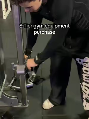 2 in 1 goes crazy #lifting #straps #gym #equipment #triceps 