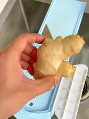This slicer easily cuts all kinds of vegetables into thin, even strips, labor-saving and easy to use. #KitchenHacks #kitchengadgets #tiktokshop #DealsForYouDays #fyp