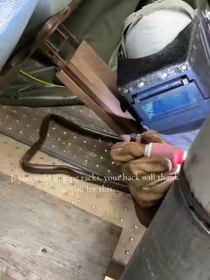 Comfort is everything when you’re welding. This foldable bench has helped me get comfortable in the pipe racks so I can focus on laying down quality welds instead of fighting an awkward position. Definitely one of those tools that makes the job easier.👨‍🏭🔥 #bluecollar #TXWELDER #pipewelder #welding #fyp 