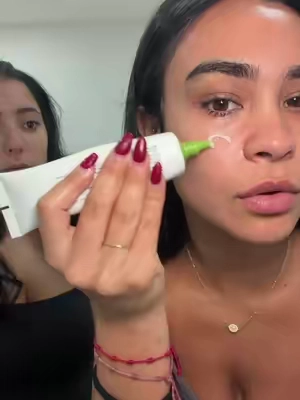 This is exactly what my skin needed #makeupgrip #flawlessbase #skinprep #nomorecakeymakeup #glassskin 
