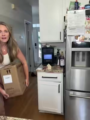 POV: You finally got the good ice at home. 🧊✨ This countertop nugget ice maker keeps the crunchy pebble ice coming all day, so every iced coffee, soda, or water instantly feels better. Bonus: it’s self-cleaning, making it super easy to maintain. 🤍 #TikTokShopSummerSale #KitchenFinds #HomeEssentials #NuggetIce #summervibes 
