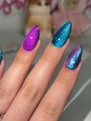 fulfilling my mermaid dreams one nail at a time 🧜‍♀️🧜🧜‍♂️ this kit is called “siren song”  @BeetlesGelPolish  #diynails #gelxnails #cateyenails #cateye #nailsathome 