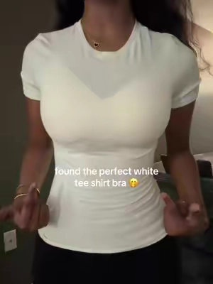 Proof that it is definitely not AI. The TRUE seamless bra disappears completely under your tightest white tee……🙌🏻🙌🏻 @ubras store #ubras #ubrassmartsize #tshirtbra #seamlessbra #tiktokshopsummersale 